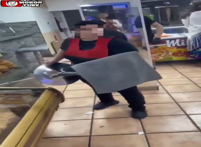 Video :When an LGBTQ councilor attempted to use the restroom in a kebab shop in Murcia, they were assaulted